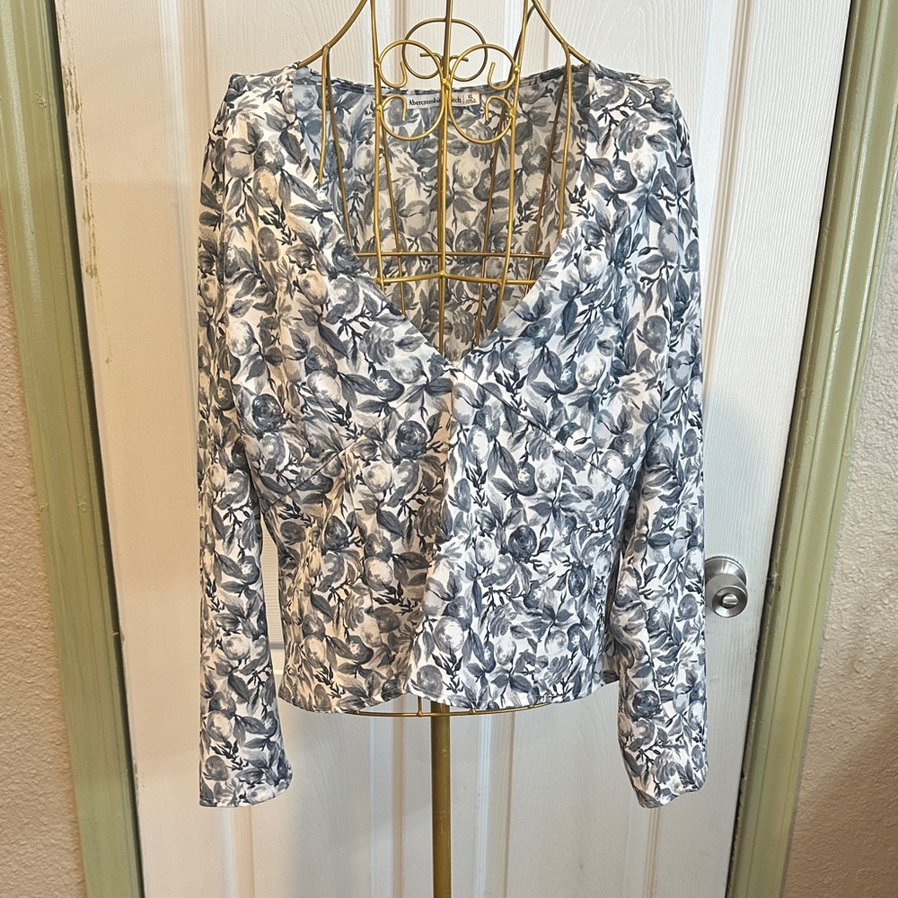 Abercrombie & Fitch Gray Floral Fruit v neck long sleeve Blouse